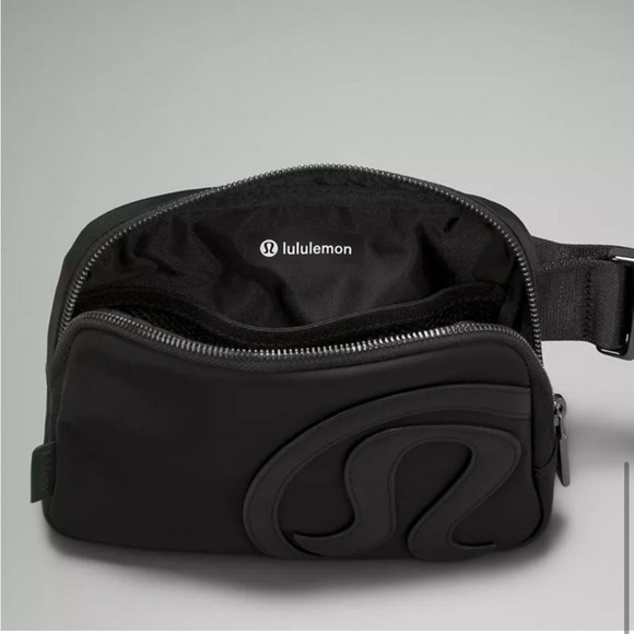 Lululemon NWT | Everywhere Belt Bag in Black/BlackVolume: 1L - Picture 3 of 10